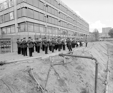 884420 Afbeelding van een optreden van de Utrechtse politiekapel bij de ceremonie van het storten van de eerste paal ...